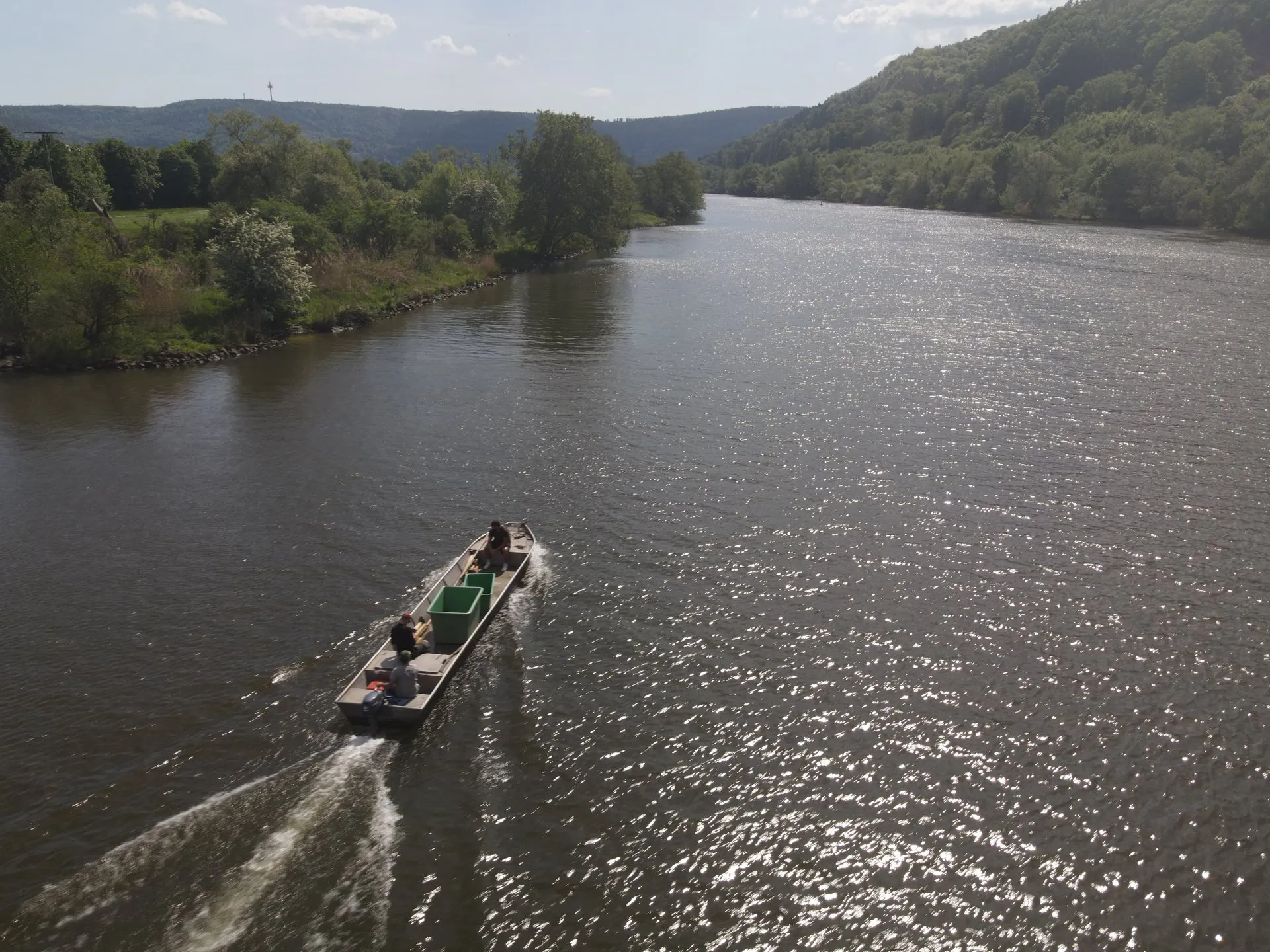 Besatzboot der Fischerzunft auf dem sonnigen Main bei Miltenberg